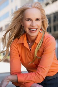 1b-Headshot-Elisabeth Leamy